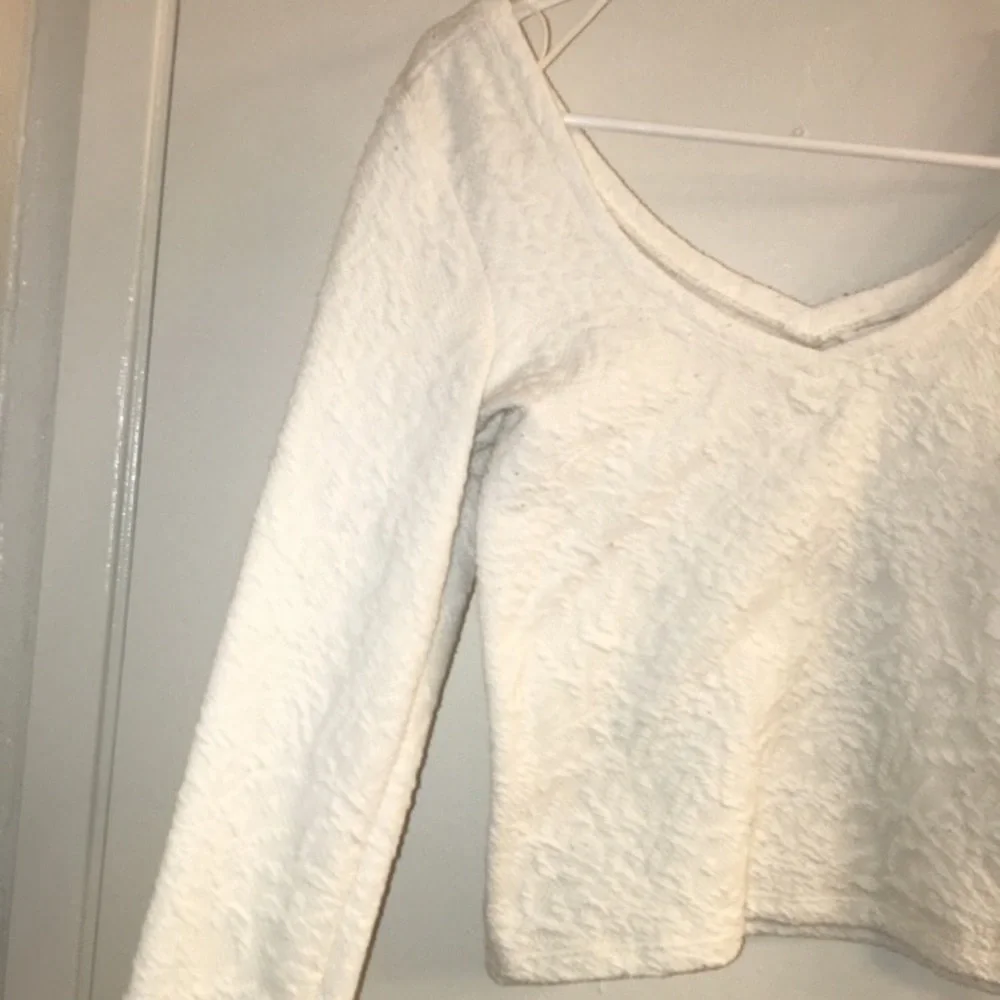 NWOT Bethany Mota White Textured Fitted Crop Top - Picture 3 of 4